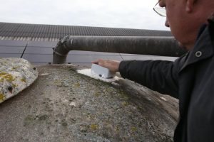 Vulgraad sensor wordt op voersilo gelijmd