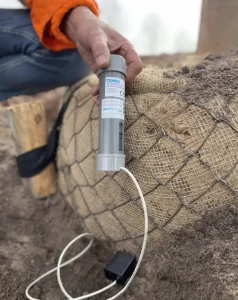 Bodemvochtsensor in kluit van boom