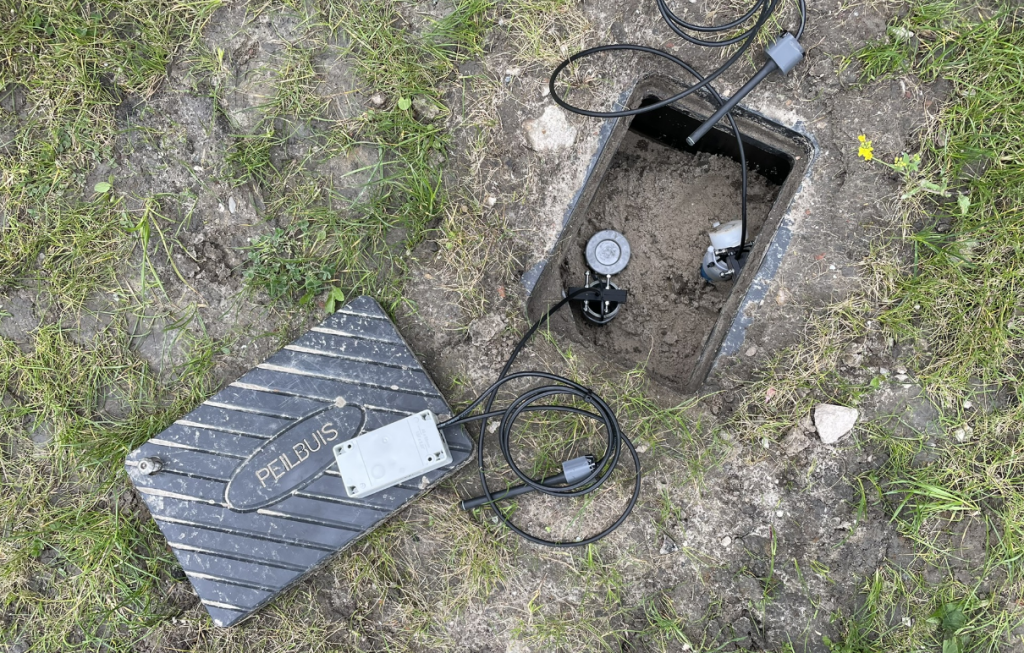 Grondwaterstand meten met een peilbuissensor in de peilbuis.