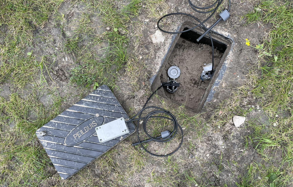 Grondwaterstand meten met een peilbuissensor in de peilbuis.