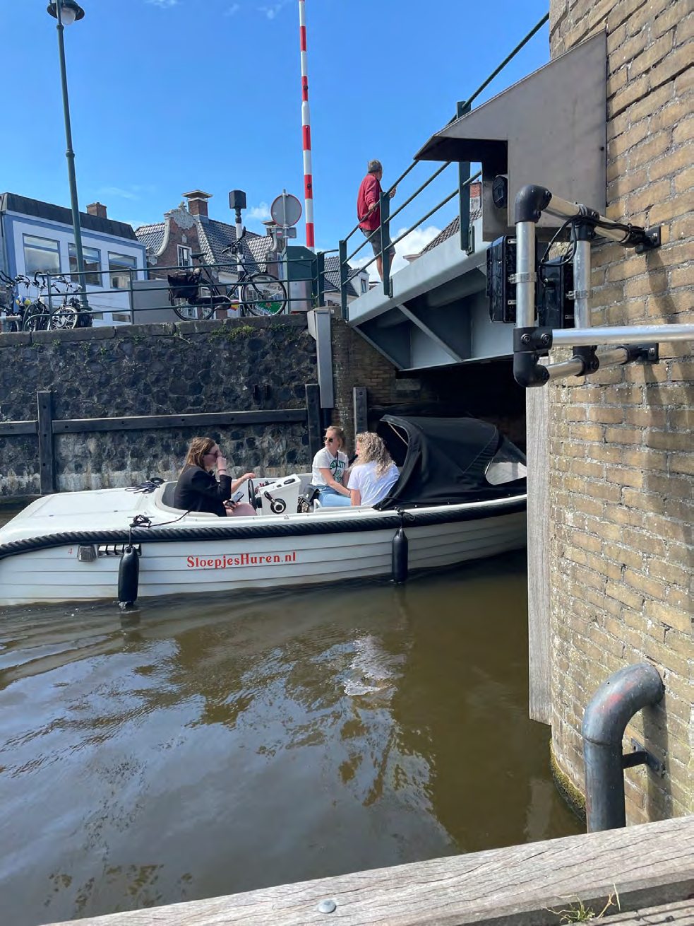 Bediende brug met doorvarende boot in De Fryske Marren
