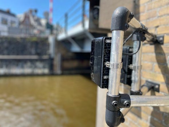 Sensor gemonteerd bij een brug in De Fryske Marren