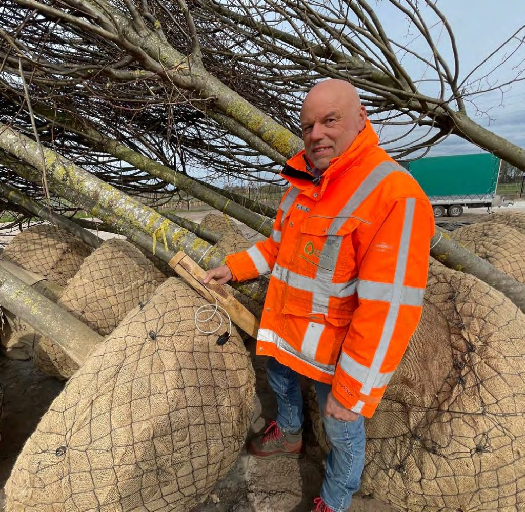 Hilbert Makkinga, directeur Drielanden Bomen, bij jonge bomen