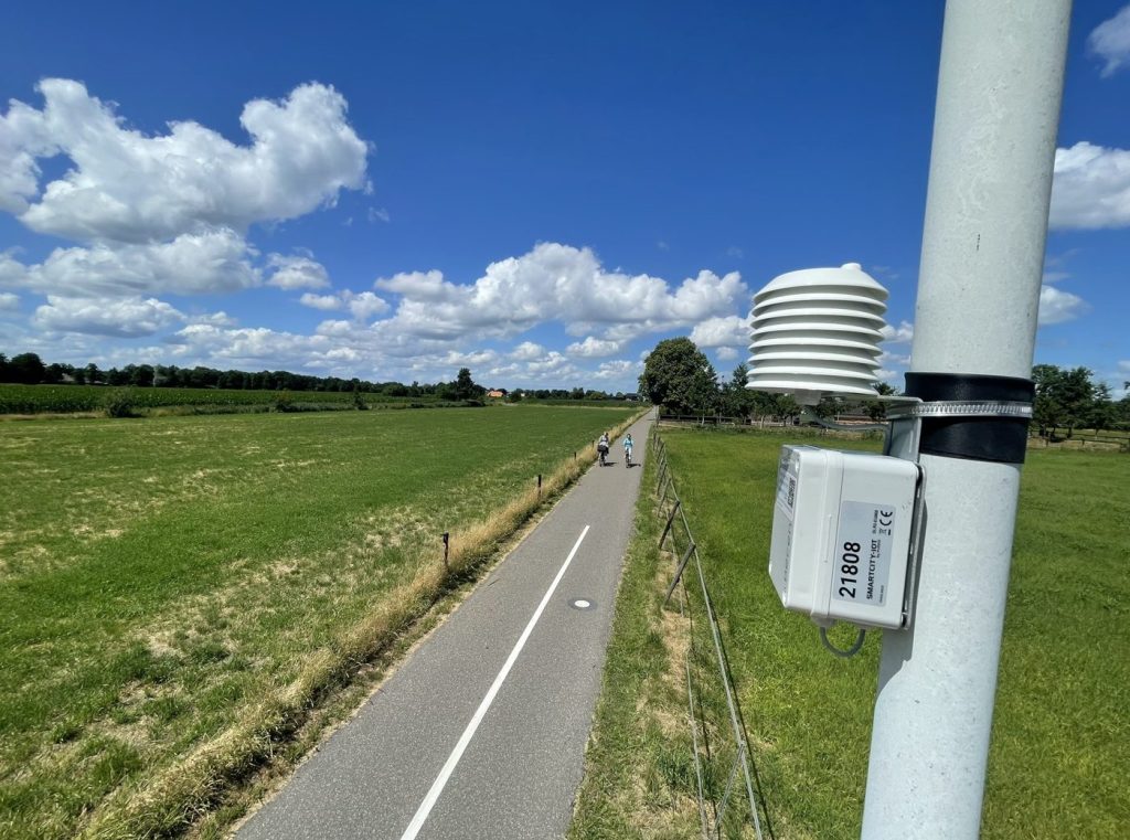 Hittestresssensor aan een paal in het meetnet van gemeente Nijkerk