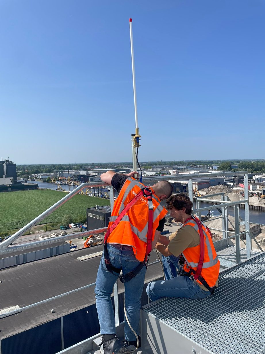 Installatie van een LoRa-antenne op een hoog gebouw in Nijkerk