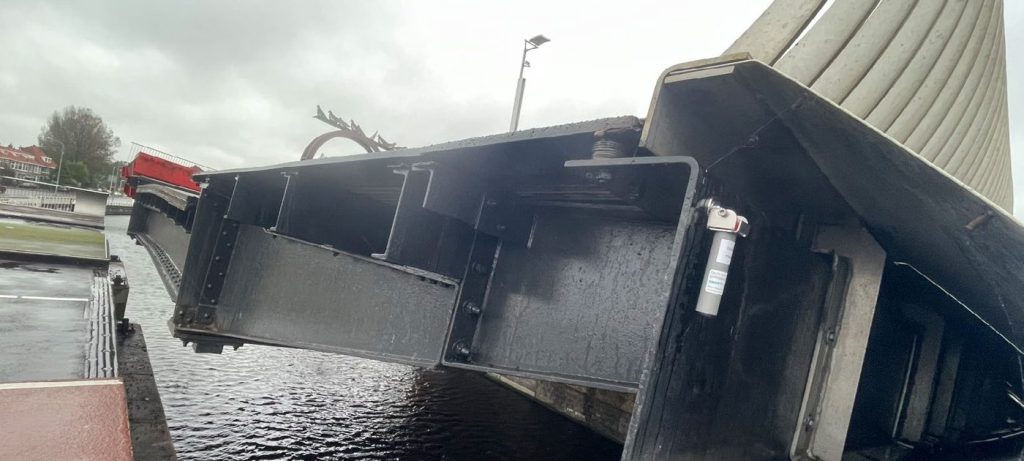 Stalen brug in Alkmaar met temperatuursensor